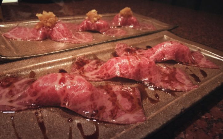 生肉の肉寿司もあります