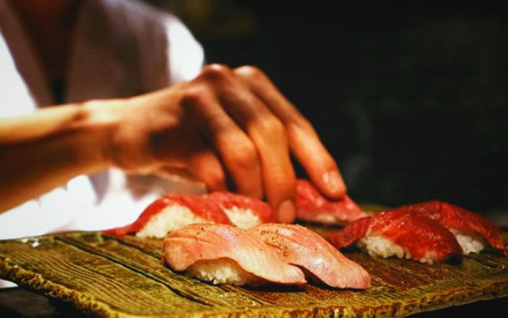 美しい職人技で握られた肉寿司