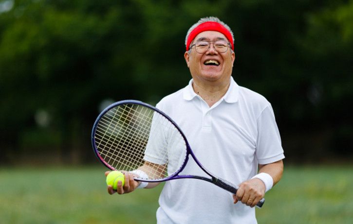 テニスを楽しむシニア男性