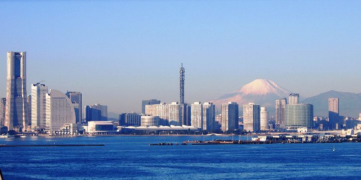 横浜の街と富士山