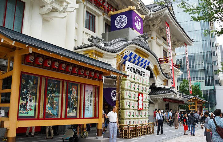 東銀座の歌舞伎座は雷門と並ぶ外国人観光客の人気スポット